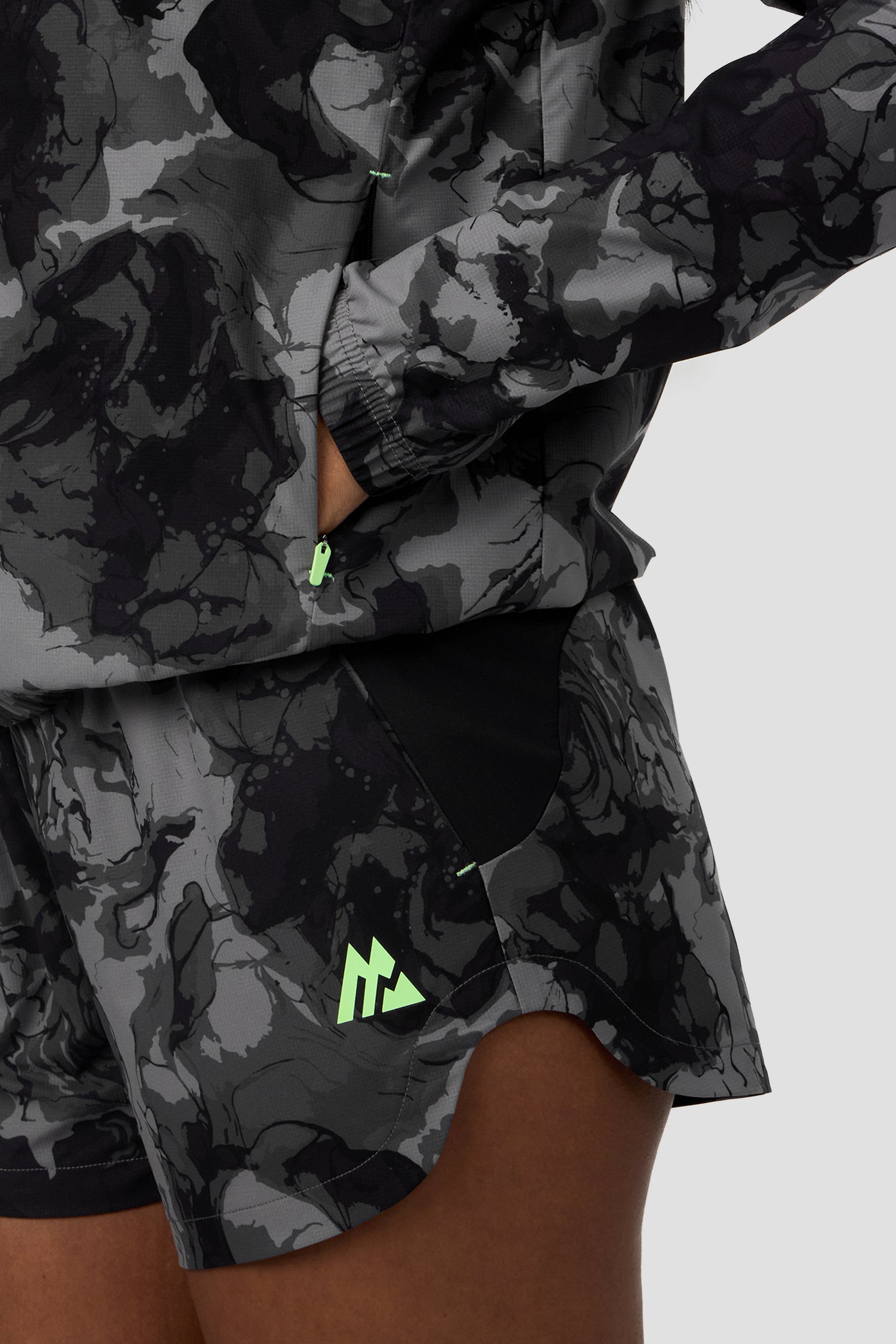 Fusion Print Windbreaker - Black/Winter Sky 