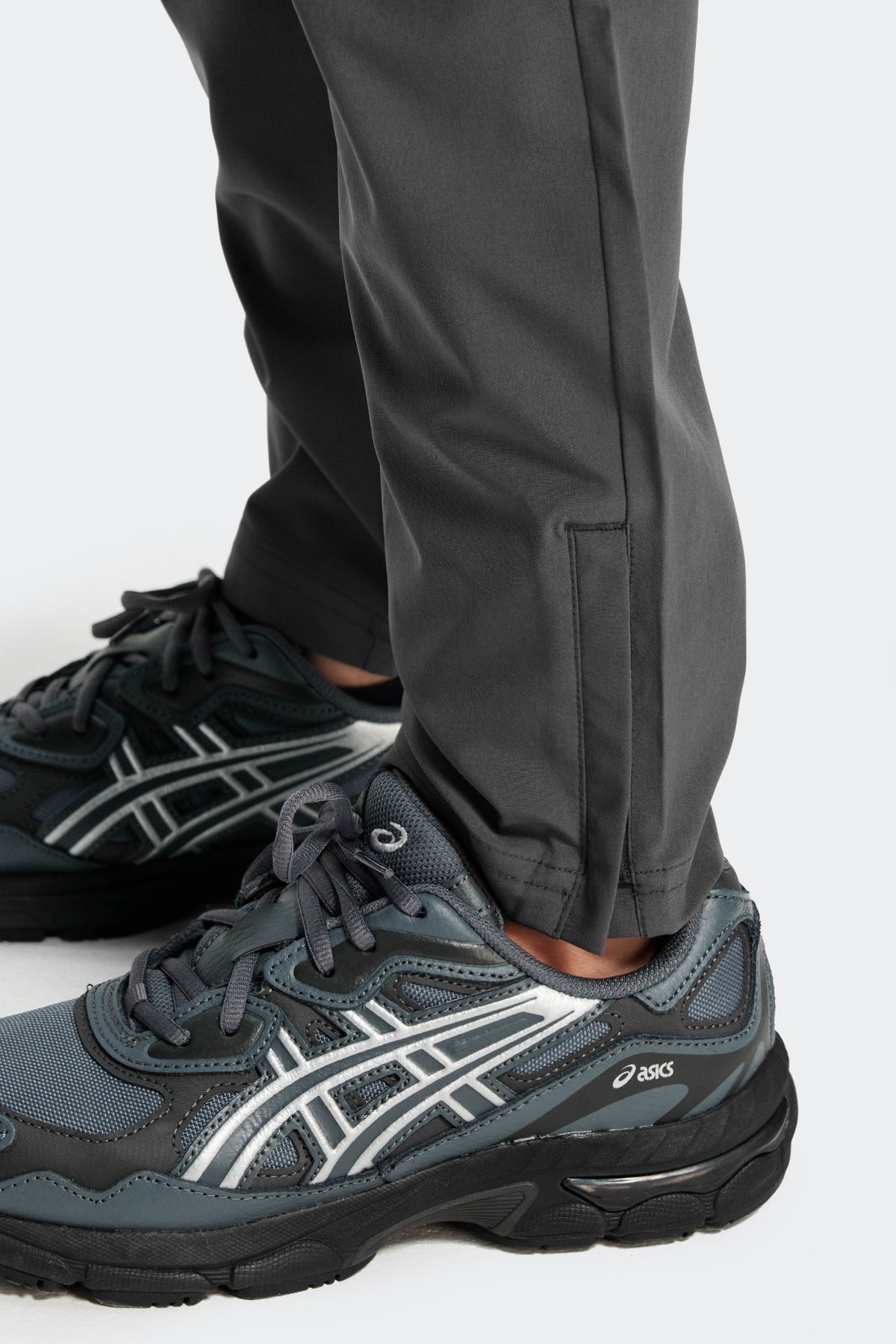 Adjustable hem with zip.