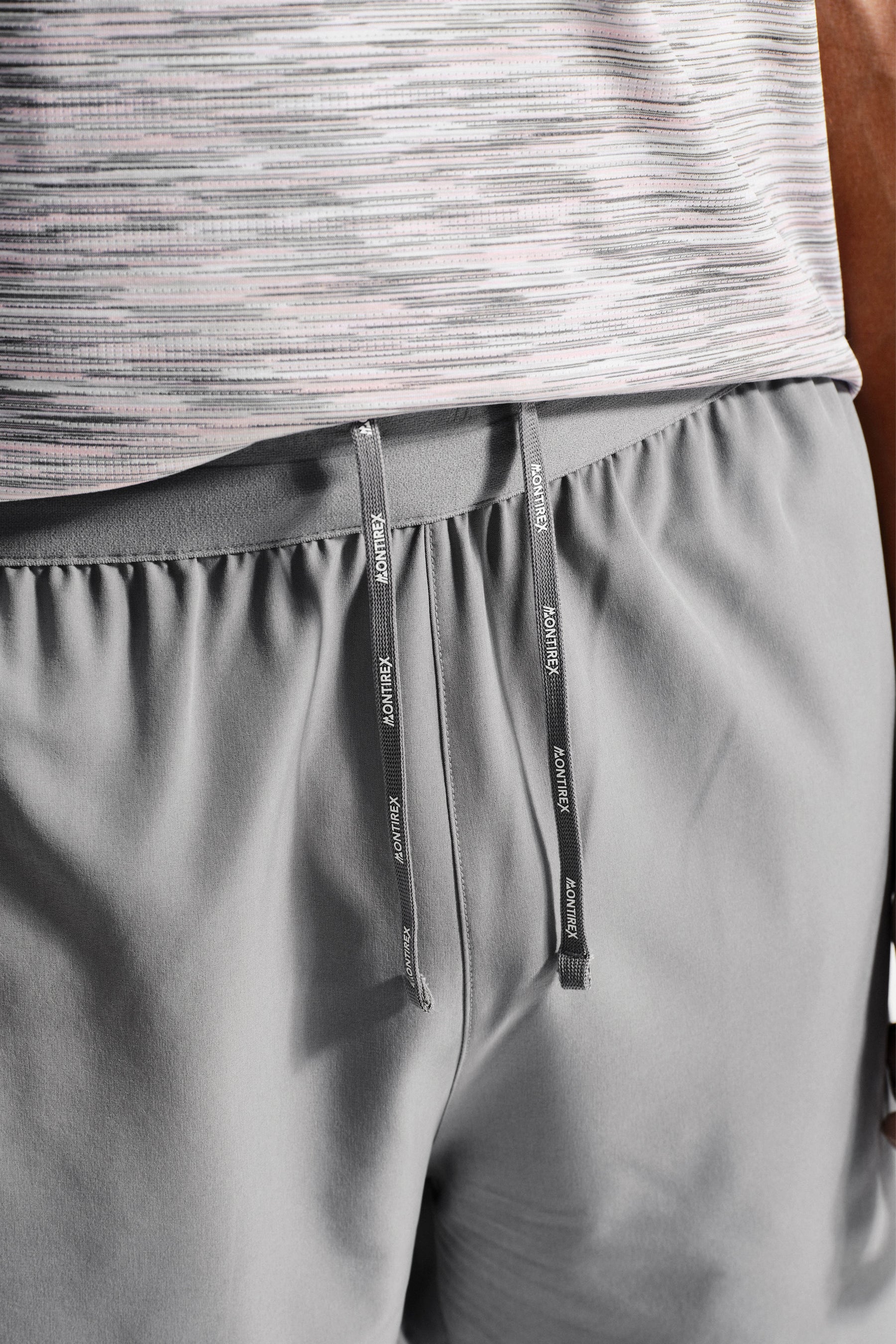 TRAIL PANEL 2.0 SHORT - PLATINUM GREY/LIGHT SMOKE GREY/LIGHT PINK/WHITE